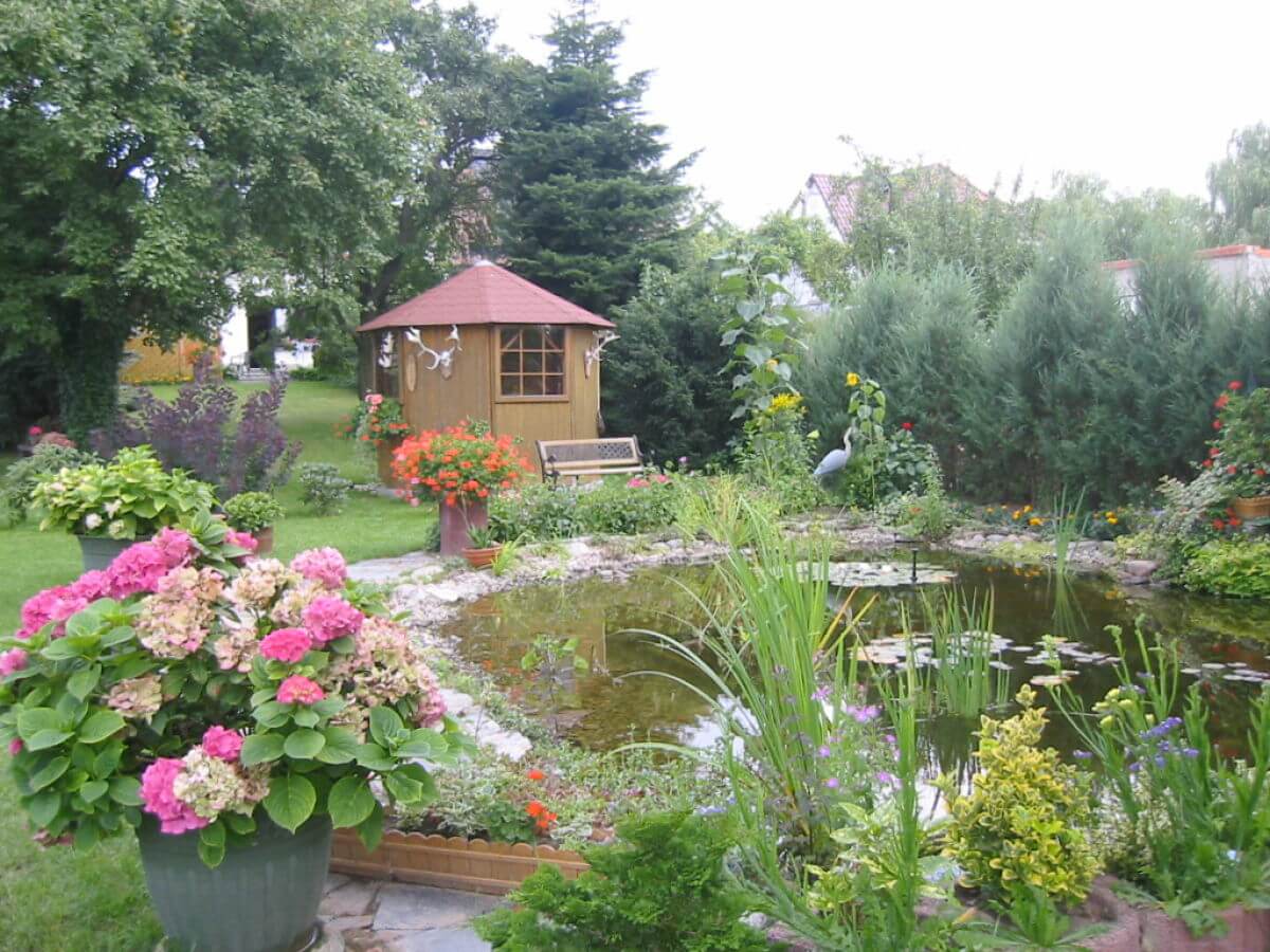 Garten mit dem Seerosenteich und Pavillion