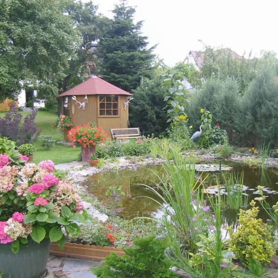 Garten mit dem Seerosenteich und Pavillion